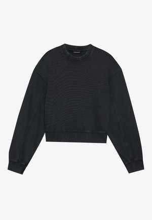 Czarny krótki sweatshirt z długimi rękawami, okrągłym dekoltem i prążkowanym wykończeniem. Gładka tekstura z widocznymi detalami szwów.