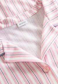 Pigiama superiore a righe rosa e bianche con chiusura a bottone, tessuto morbido, colletto a reparo e righe blu a contrasto, con etichetta RÖSCH.