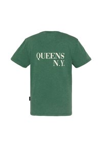 T-shirt vert à manches courtes avec texte blanc « QUEENS N.Y. » imprimé dans le dos, présenté sur fond blanc.