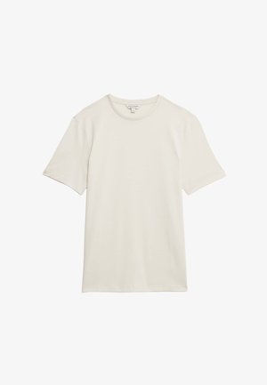 Einfaches weißes T-Shirt mit Rundhalsausschnitt und kurzen Ärmeln, flach auf einem weißen Hintergrund liegend, Etikett am Halsausschnitt sichtbar.