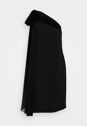 Schwarzes Cocktailkleid mit einem schulterfreien Design und einem fließenden asymmetrischen Überwurf auf der linken Seite, knielang mit figurbetonter Silhouette.