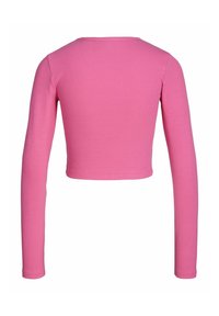 Långärmad rosa crop top gjord av ribbat tyg, med rundad halsringning och åtsittande ärmar. Inga synliga mönster eller accenter.