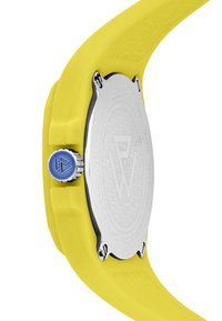Cinturino per orologio in silicone giallo con superficie testurizzata, dotato di fondello in acciaio inossidabile e un accento blu sulla corona.
