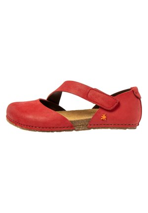 Rode platte schoen met een afgeronde neus, kurken zool en verstelbare kruisband met klittenbandsluiting, voorzien van een klein oranje bloem detail.