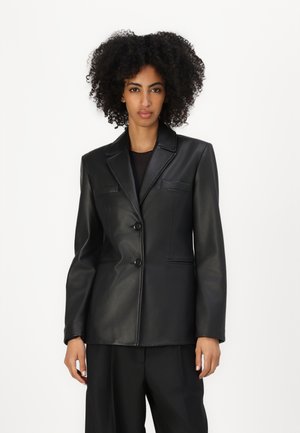Sort faux læder blazer med en tætsiddende silhuet, der har en spids krave, to frontlommer og knaplukning. Glat tekstur.