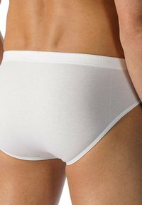 Weiße Baumwollunterhose mit glatter Textur und elastischem Bund. Das Design ist minimalistisch, ohne sichtbare Muster oder Akzente.