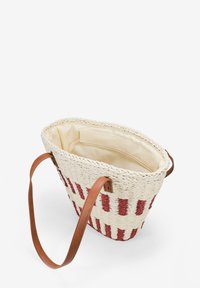 Borsa a spalla in paglia intrecciata con accenti a strisce rosse, interno beige chiaro e spalline in pelle beige. Design a bocca aperta con un ampio interno.