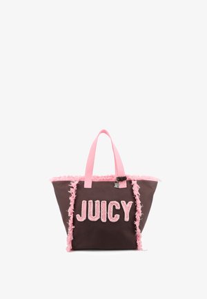 Borsa tote marrone con bordo rosa soffice, manici rosa e la scritta "JUICY" in grandi lettere rosa soffici sul davanti.