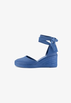 Sandali wedge blu con punta aperta e cinturino alla caviglia. Realizzati in materiale testurizzato con un design in stile juta intrecciato sulla zeppa.