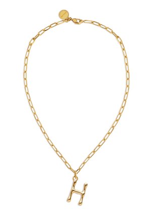 Collar de cadena dorada con diseño de eslabones tipo clip para papel y colgante con la letra mayúscula "H", asegurado con un cierre de langosta y una placa redonda.