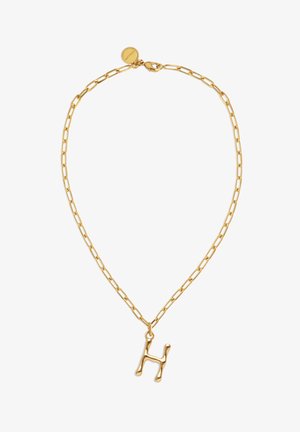 Collar de cadena dorada con diseño de eslabones tipo clip para papel y colgante con la letra mayúscula "H", asegurado con un cierre de langosta y una placa redonda.