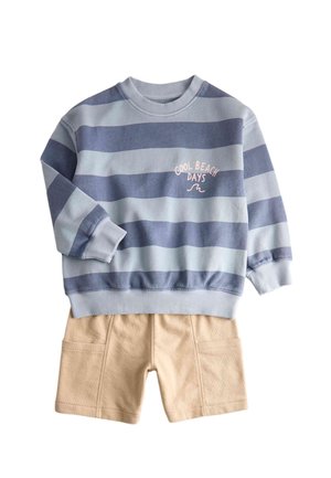 Niebiesko-szara bluza w paski z długim rękawem z napisem "Cool Beach Days" w zestawieniu z beżowymi szortami, na białym tle.