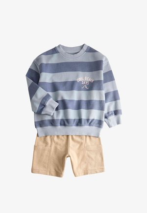 Niebiesko-szara bluza w paski z długim rękawem z napisem "Cool Beach Days" w zestawieniu z beżowymi szortami, na białym tle.