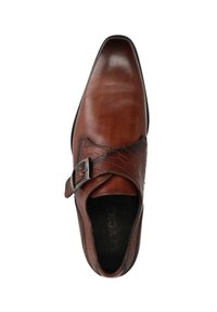 Bruine leren nette schoenen met een gladde afwerking, voorzien van een diagonale band en metalen gesp. Croco-embossed accent op de band.
