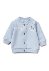 Světlemodrá mikina s kulatým výstřihem, předními knoflíky, pružnými rukávy a malým vyšitým designem králíčka. Na přední straně je nápis "BENETTON".