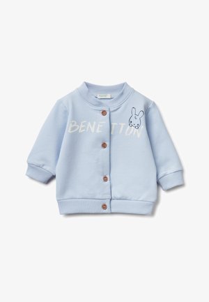 Felpa azzurra con colletto rotondo, bottoni frontali, polsini a coste e un piccolo design di coniglio ricamato. "BENETTON" stampato sul davanti.