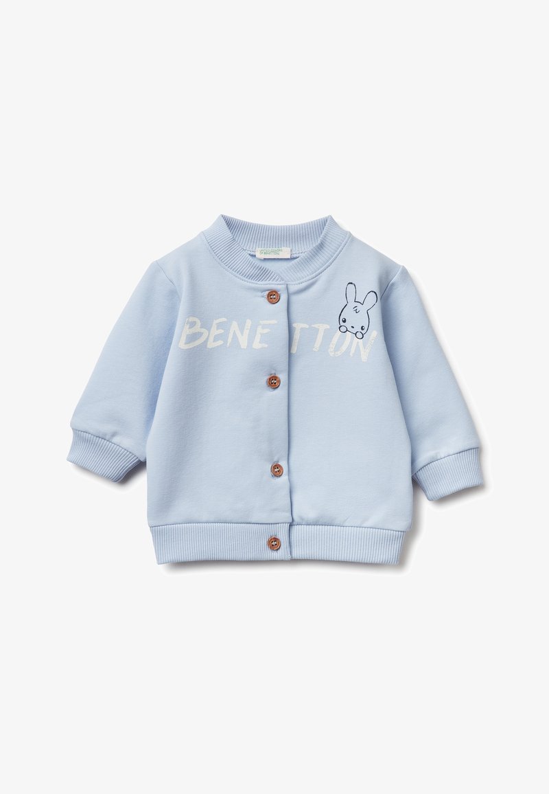 Himmelblaues Sweatshirt mit rundem Kragen, Knöpfen vorne, gerippten Bündchen und einem kleinen gestickten Hasenmotiv. "BENETTON" auf der Vorderseite bedruckt.