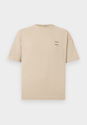 T-shirt de algodão bege com decote redondo e mangas curtas. Apresenta um pequeno logótipo de texto na parte superior esquerda. Design simples e sem adornos.
