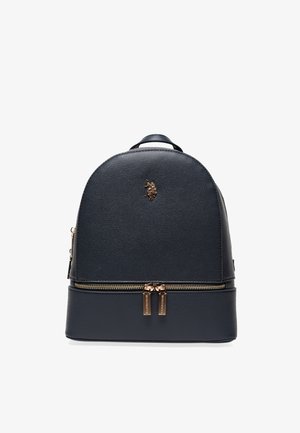 Mochila de cuero azul marino con parte superior redondeada, superficie texturizada, acentos dorados, cierre de doble cremallera y un logotipo decorativo en la parte frontal.