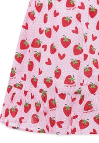 Tessuto rosa con motivo di fragole e cuori; orlo arricciato; testo "SAINT BARTH" visibile tra gli elementi del design.