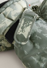 Kameru raksta cimdi ar mīkstu, quiltētu tekstūru. Iezīmējas ar Velcro siksnu un Thinsulate izolāciju siltumam.