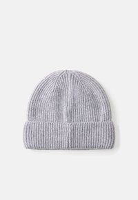 Gorro cinza de malha canelada com dobra, feito de material suave. Apresenta uma textura discreta e um design de copa arredondada.