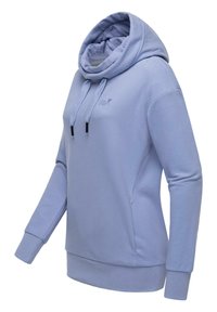 Felpa con cappuccio di colore azzurro chiaro, con collo a cowl, maniche lunghe e orlo a costine. Presenta cordini con punte in metallo e un piccolo logo sul petto.
