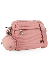 Bolso bandolera acolchado rosa con un monedero extraíble, detalles de cremallera y correa ajustable. Textura suave y sutil acento de logotipo.