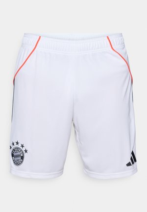 Witte sportshorts met zwarte en oranje accenten. Voorzien van het FC Bayern München-logo en drie zwarte strepen aan de zijkant. Lichtgewicht materiaal.
