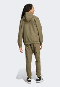 adidas Sportswear SET - Træningssæt - olive strata