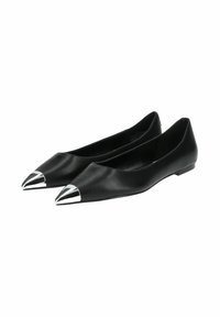 Des ballerines en cuir noir avec des bouts pointus, dotées de capuchons métalliques argentés à l'avant, d'une texture lisse et d'un design minimaliste.