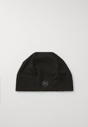 Bonnet noir ajusté en matériau doux avec une texture lisse ; présente un patch logo discret à l'avant.
