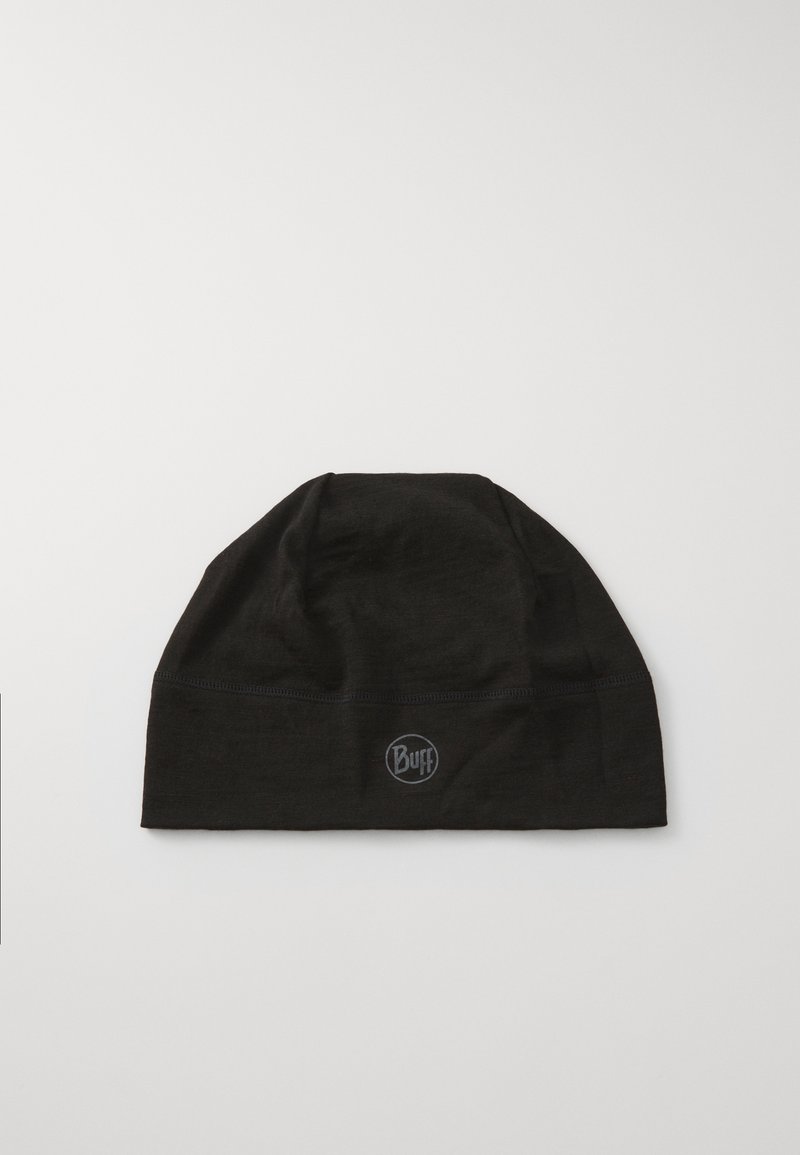 Sort, tætsiddende strikhue lavet af blødt materiale med en glat tekstur; har et diskret logo-patch på fronten.
