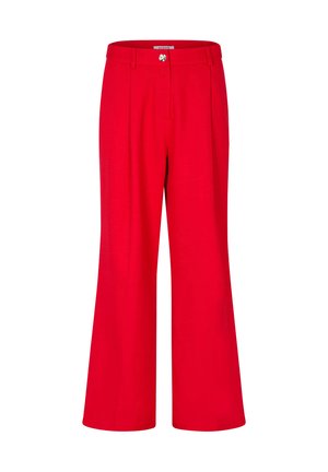 Pantalon large taille haute rouge vif avec passants de ceinture et un seul bouton décoratif à la taille.