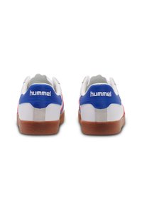 Baldai baltos sportinės avalynės su mėlynais, raudonais ir pilkais akcentais. Textūruota guma padais, paminkštinta apykaklė ir "hummel" ženklas balta spalva mėlyname kulne.