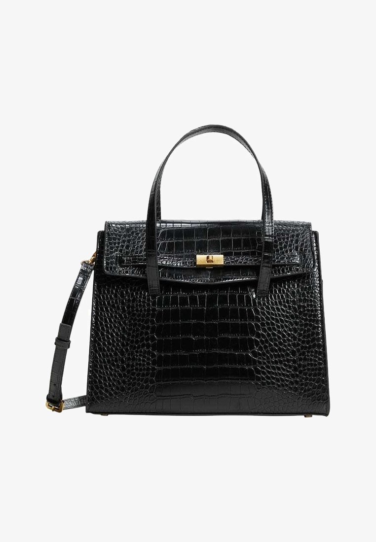 Sac à main en cuir noir à texture crocodile avec poignées supérieures, fermeture à rabat avec serrure dorée et bandoulière réglable.