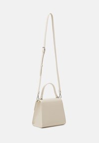 Beige strukturierte Handtasche mit oberem Griff und verstellbarem Schulterriemen. Verfügt über eine glatte Textur und dezente Nahtdetails.