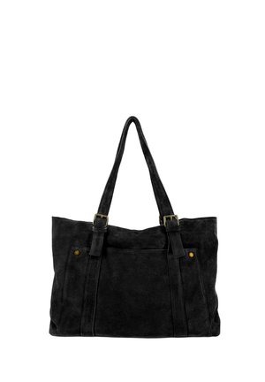 Sac cabas en daim noir avec deux longues poignées, poche avant et détails de boucle en laiton sur fond blanc.
