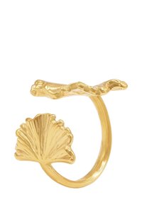 Gouden ring met een gedetailleerd, getextureerd handontwerp en een geschulpte schelpaccent. Strakke, open band.