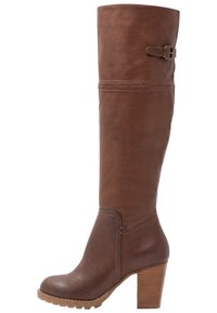 Botas de cuero marrón hasta la rodilla con punta redondeada, tacón grueso, detalles de costura y un acento de correa con hebilla cerca de la parte superior.