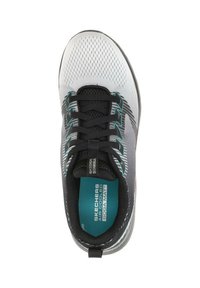 Grauer und weißer Sportschuh mit Mesh-Obermaterial, schwarzen Schnürsenkeln, türkisfarbenen Akzenten, strukturiertem Sohlen und Logodetail auf der Innensohle.