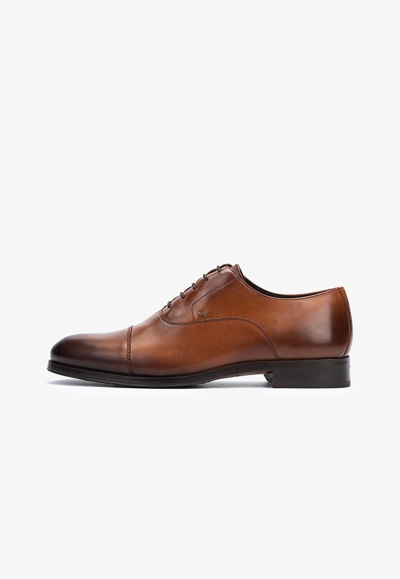 Scarpa da uomo Oxford in pelle marrone con punta a cappuccio, chiusura con lacci e tacco basso impilato, mostrata in profilo laterale.