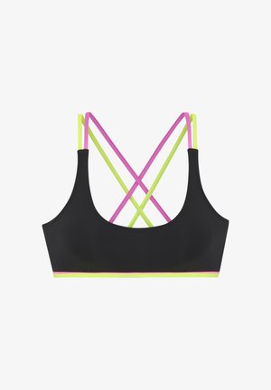 Soutien-gorge de sport noir avec des accents roses, shorts jaunes fluo, et une montre noire ; des éclaboussures d'eau contre un fond de plage.