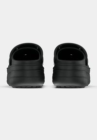 Crocs CLASSIC STACKED UNISEX - Træsko - black