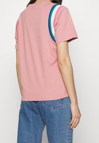 Nike Sportswear Triko s potiskem - pink