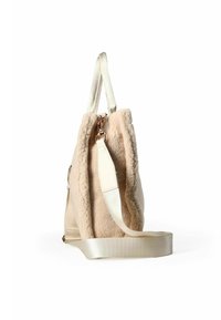 Crèmekleurige shearling shopper met stevige handvatten en een verstelbare schouderriem met gouden accenten, zijaanzicht.