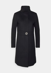 Abrigo negro con un collar alto, mangas largas y una silueta ajustada. Cuenta con un botón de logo plateado en la cintura y una textura suave.