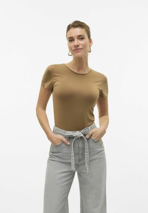 Brun kortærmet tætsiddende t-shirt parret med højtaljede grå brede bukser med en knyttet bælte detalje. Enkel, glat stofstruktur.