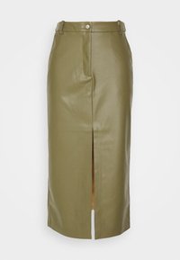 Jupe midi en simili cuir vert olive avec une fente à l'avant, passant de ceinture et une fermeture à pression en métal. Texture lisse et coupe ajustée.