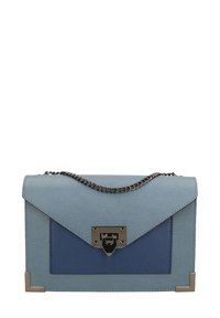Borsa a tracolla in pelle blu con catena, caratterizzata da una patta triangolare e hardware argentato. Superficie testurizzata con un pannello blu a contrasto.